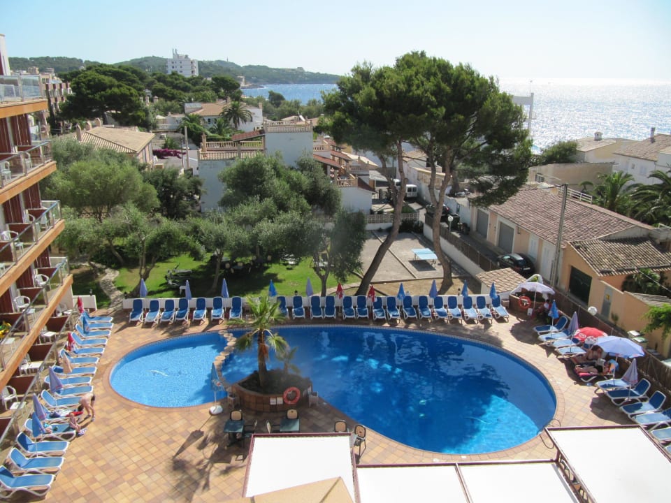 Poolanlage; dahinter Gartenanlage Hotel Clumba