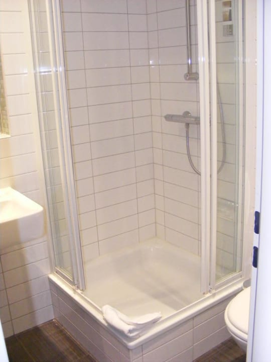 Dusche MEININGER Hotel Berlin Hauptbahnhof