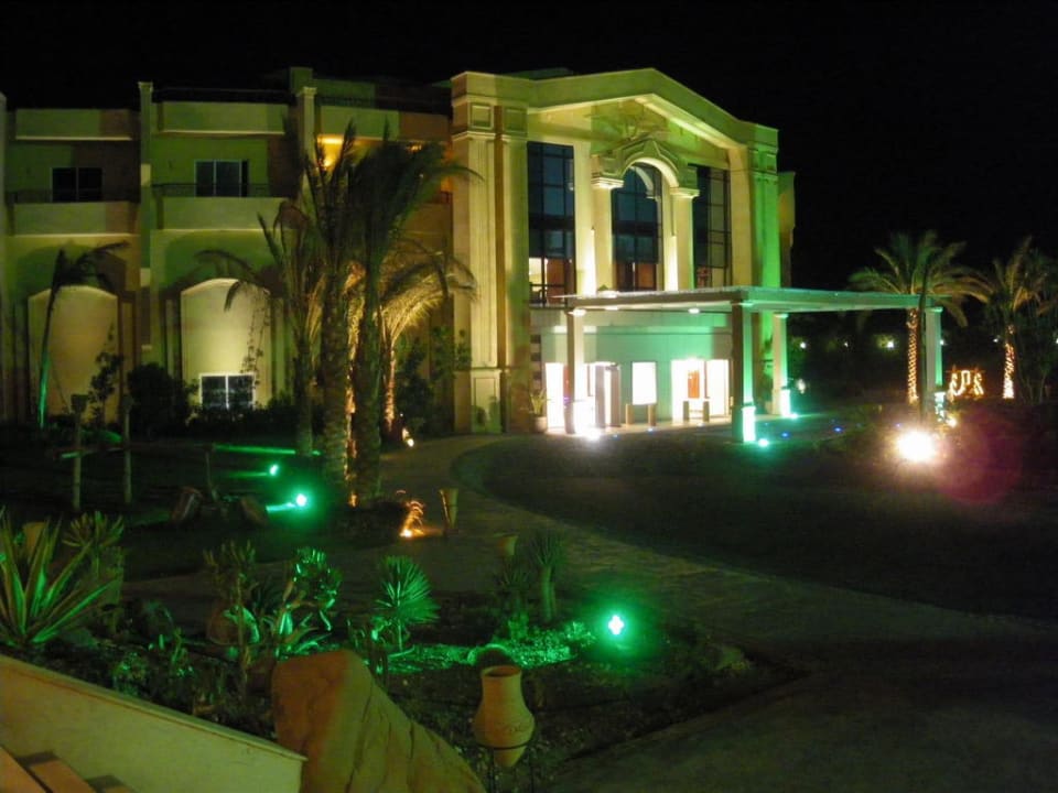 Hoteleingang bei Nacht Amwaj Beach Club Abu Soma Resort