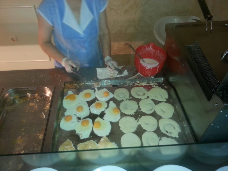 Täglich gabs frische Eier und Palatschinken Hotel Mena Palace