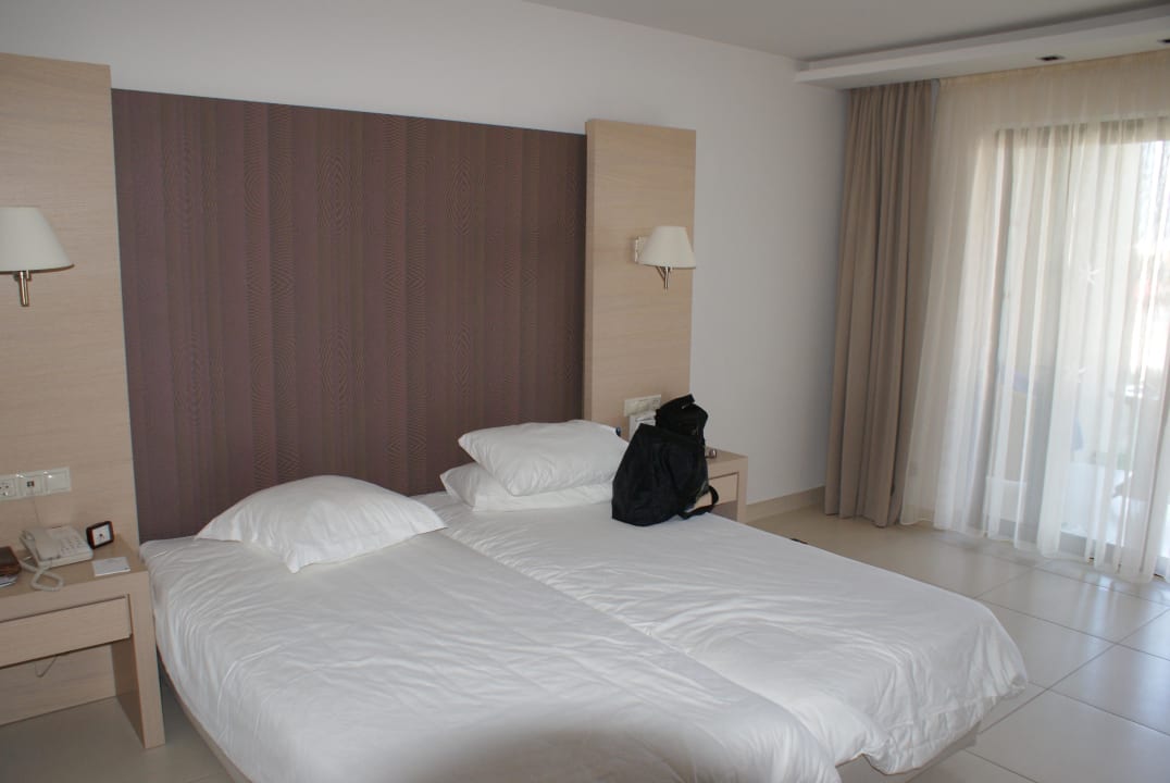 Das Doppelbett in der Junior Suit Astir Odysseus Kos Resort & Spa