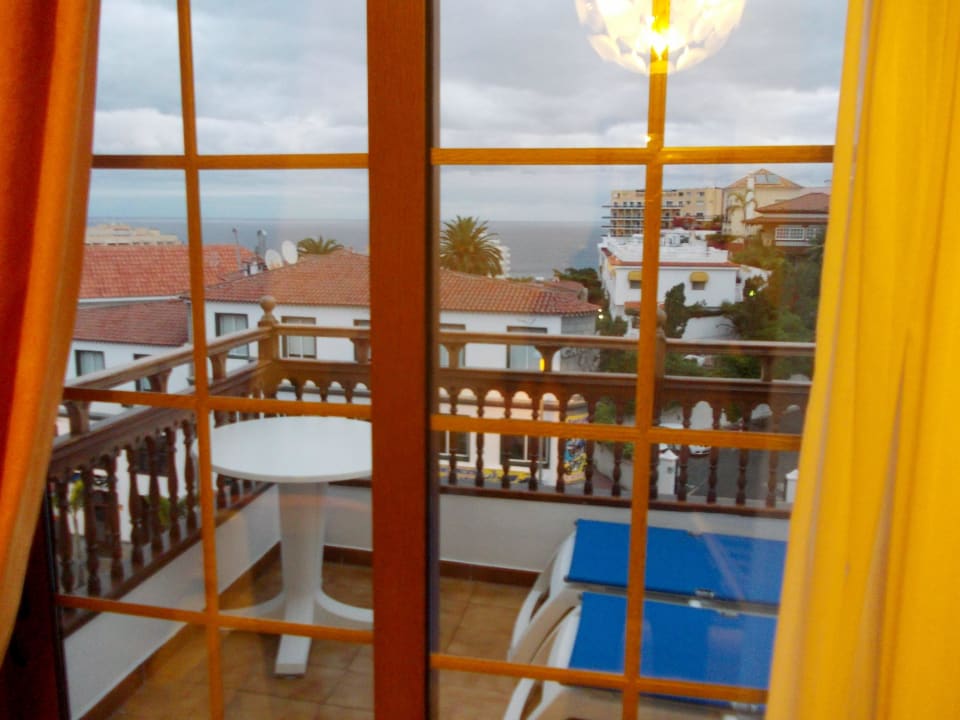 Blick vom Wohnzimmer durch die Balkontür Apartamentos Casablanca