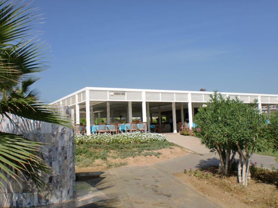 Blick vom Strand zur Strandbar VONRESORT Golden Beach