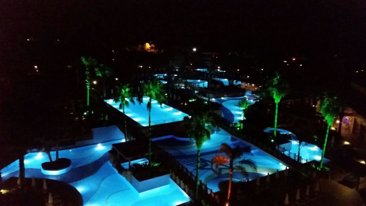 Ausblick  vom Balkon abends  Fame Residence Lara & Spa