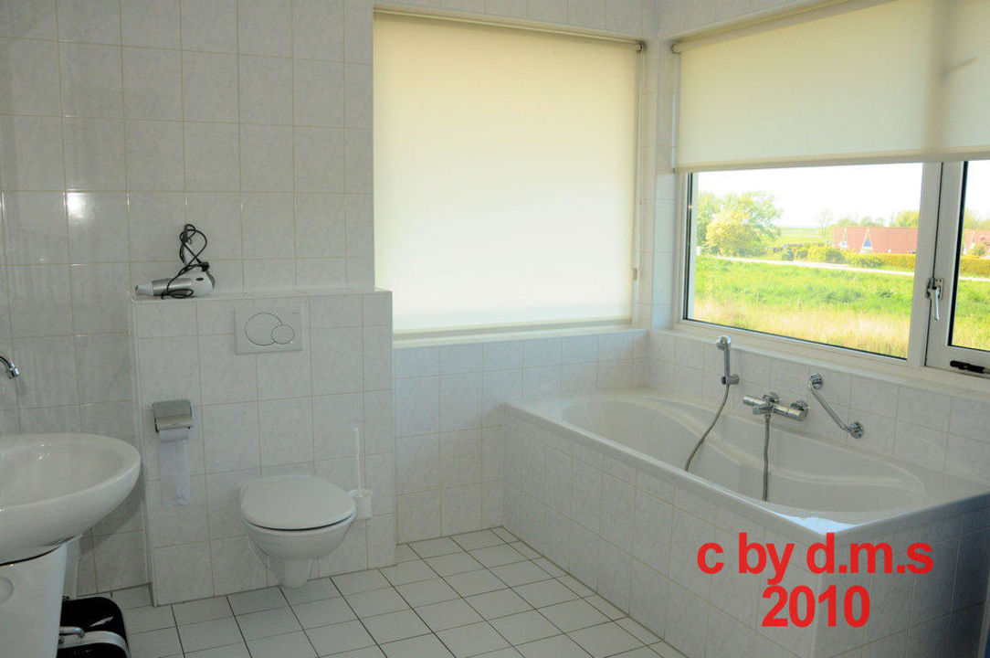 Das geräumige und Bad mit "freier Sicht" Ferienpark Landal Esonstad