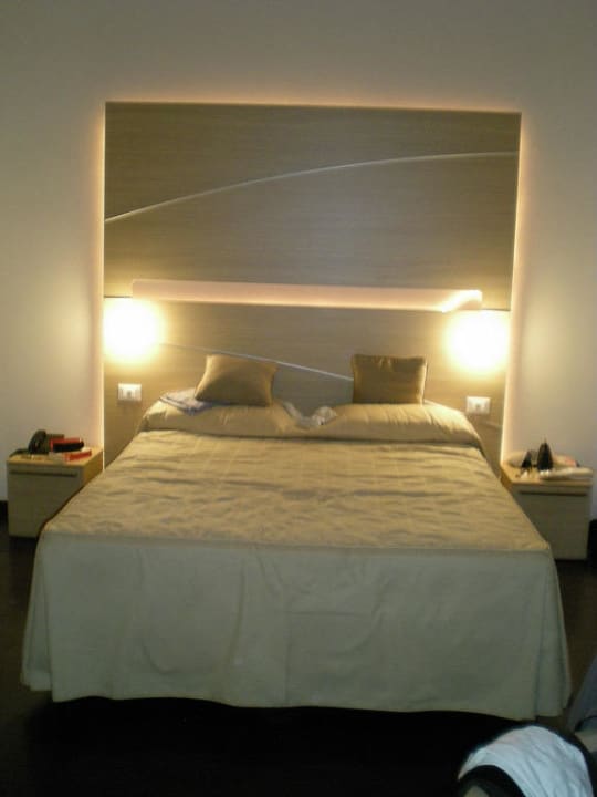 Bett mit indirekter Beleuchtung Hotel Mioni Royal San
