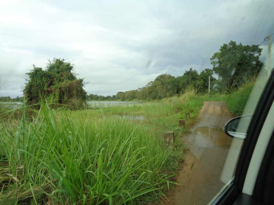 Unsere Anfahrt auf unbefestigter Straße Wewa Addara Hotel - Hotel by the lake