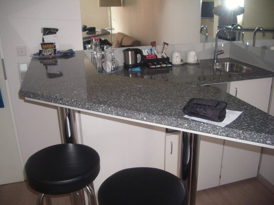 Küchenzeile mit Mikrowelle, kostenlosem Tee/Kaffee Hotel NH Fürth Nürnberg