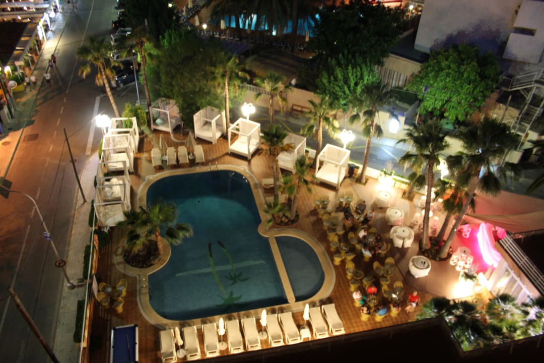 Pool am Abend allsun Hotel Cormoran