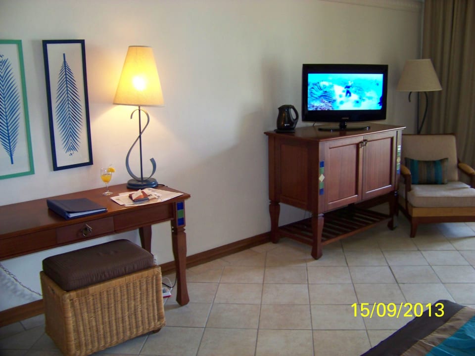Unter dem TV ist die Bar Sands Suites Resort & Spa