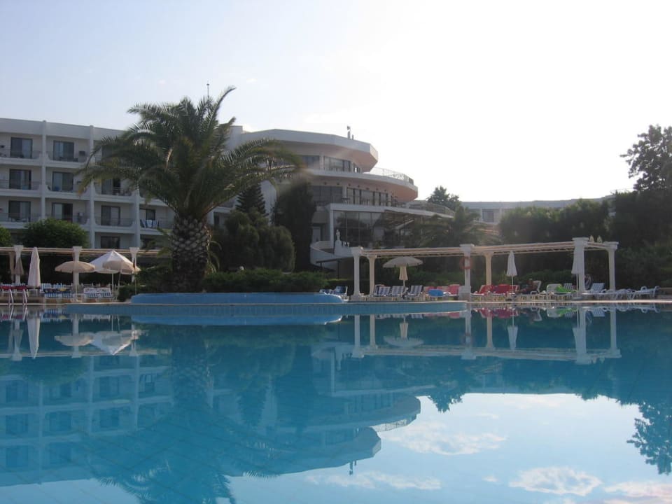 Blick auf den Pool und das Hauptgebäude Kaya Side