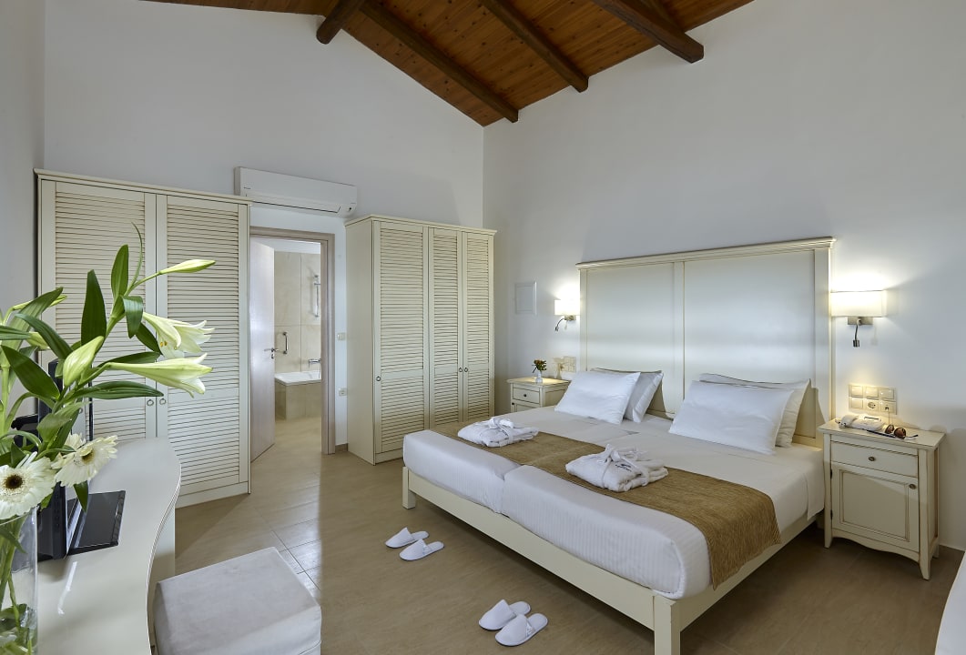 Zimmer Alexander Beach Hotel & Village Resort