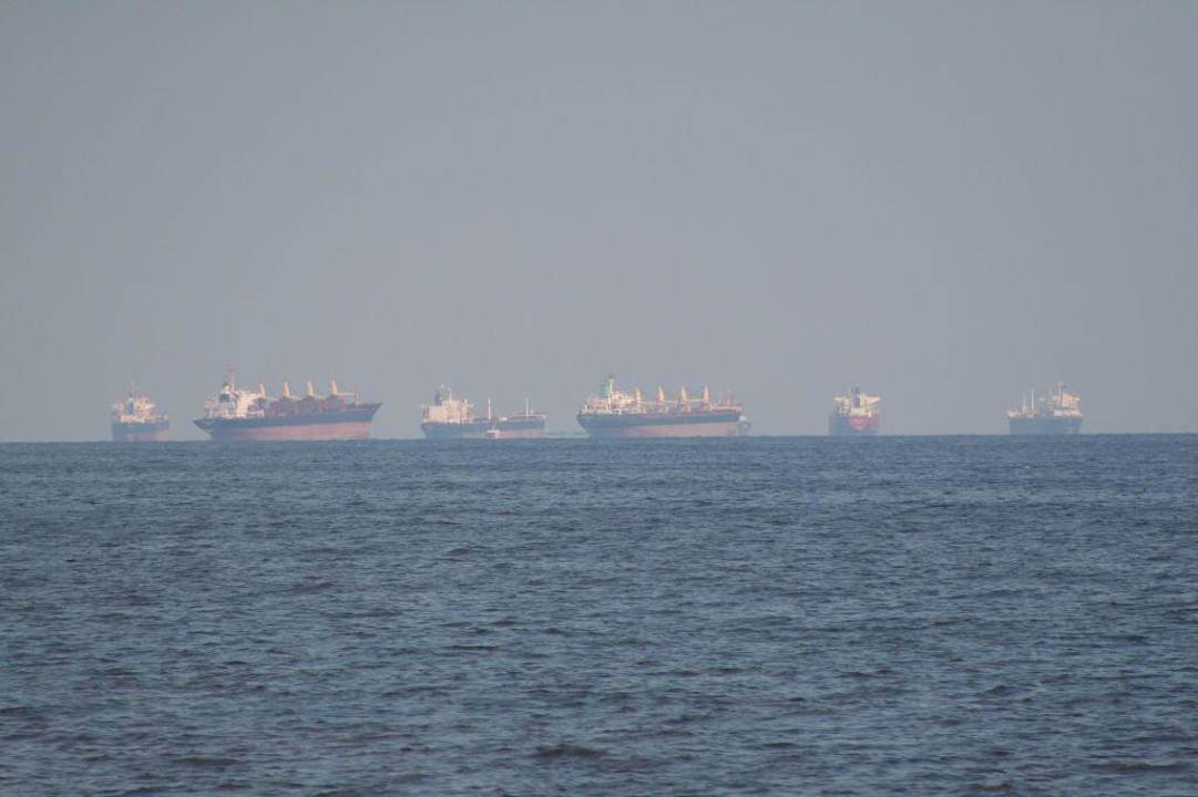 Der Horizint voller Gas- und Öltanker Hotel Le Meridien Al Aqah Beach Resort