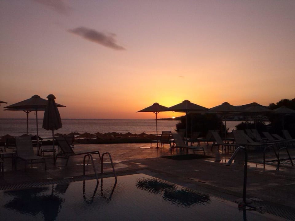 Poolanlage beim Sonnenuntergang Atlantica Mikri Poli Crete