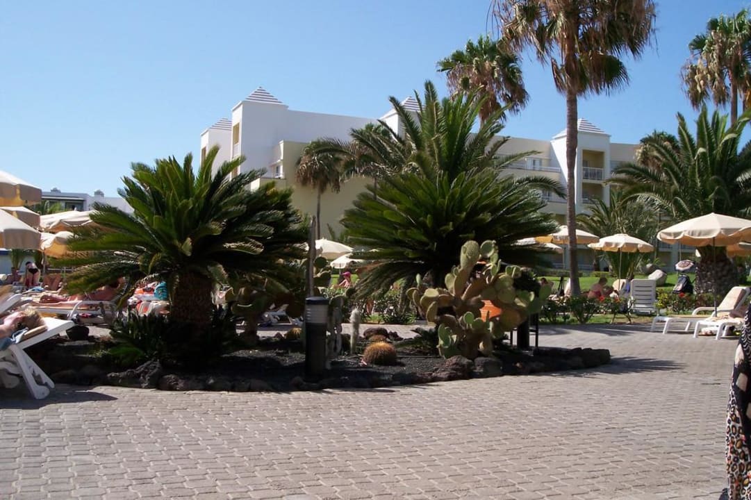 Blick von den Liegen am Pool in die Anlage Hotel Riu Gran Canaria