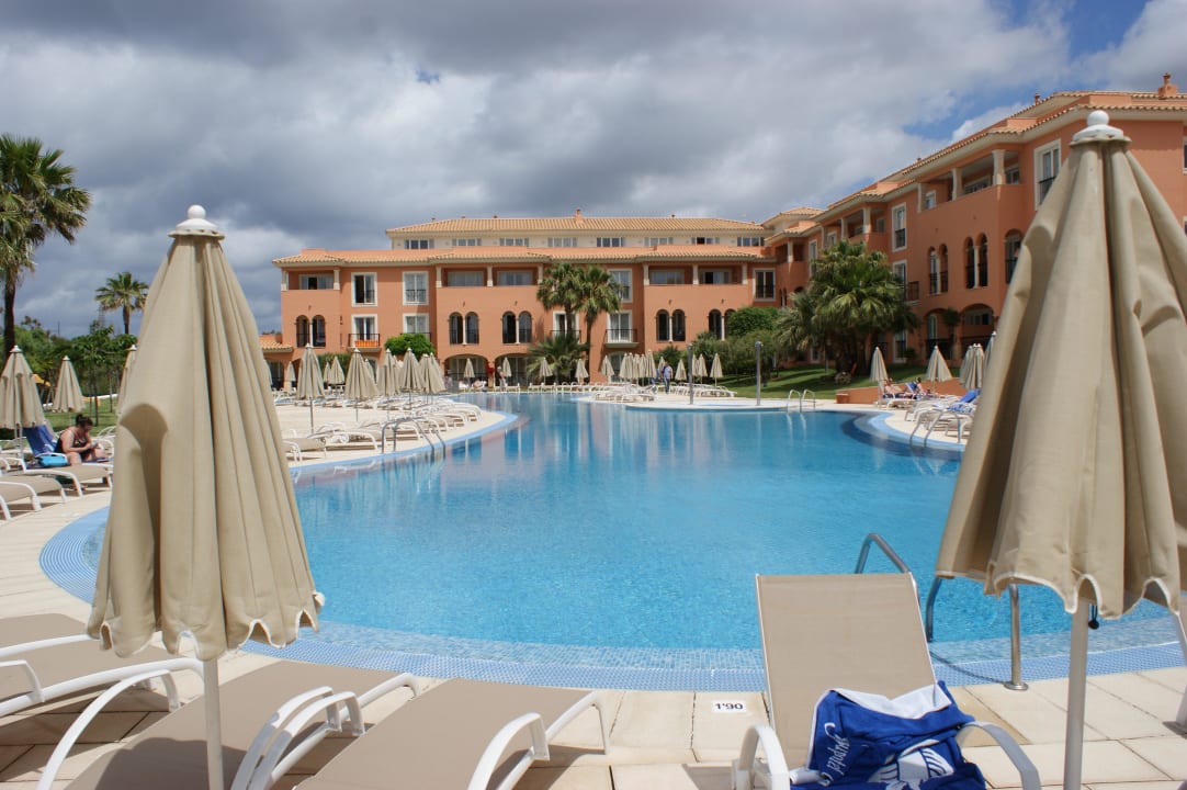Blick vom Pool auf das zweite Gebäude Grupotel Macarella Suites and Spa