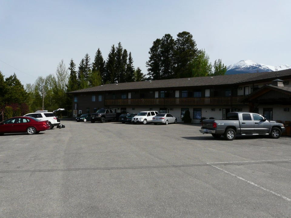 Hotelparkplatz und Außenansicht Hotel Chalet Continental