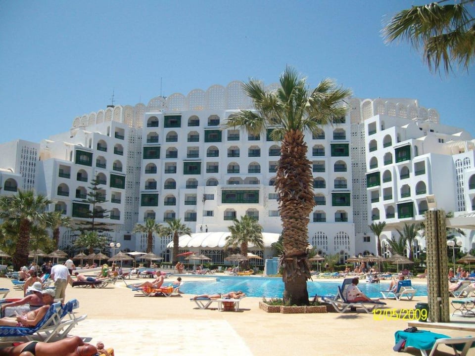 Bei der Arbeit (Fassade neu gestrichen! Hotel Marhaba Palace