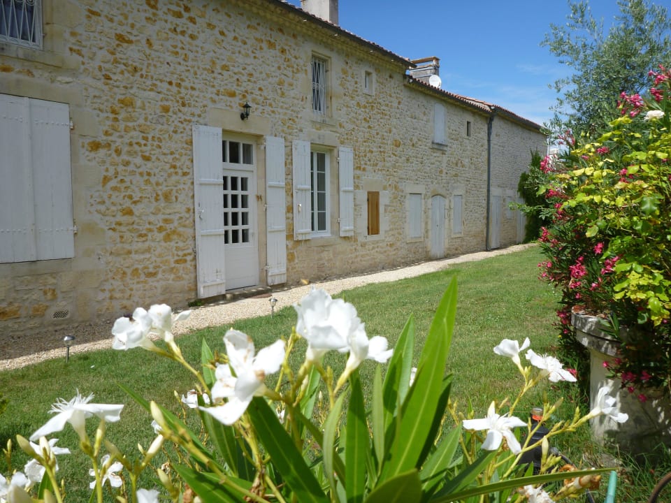 Blick auf den Eingang unseres Zimmers Domaine du Papillon