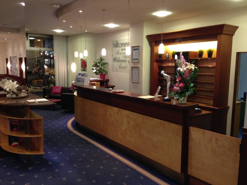 Zweckmäßige Rezeption AVALON Hotel Bad Reichenhall