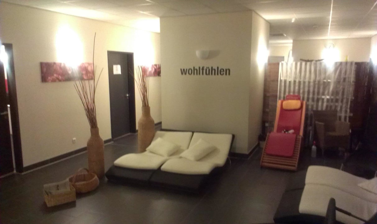 Ruhebereich mit Massagesessel Friendly Cityhotel Oktopus