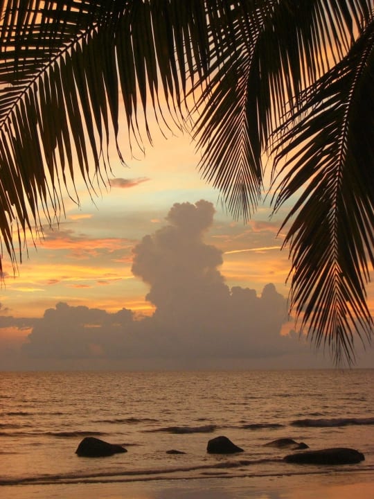 Blick auf das Meer beim Sonnenuntergang Baan Khaolak Beach Resort
