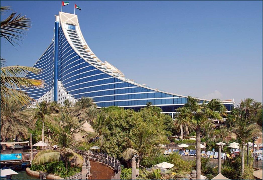 Вид отеля из аквапарк Jumeirah Beach Hotel