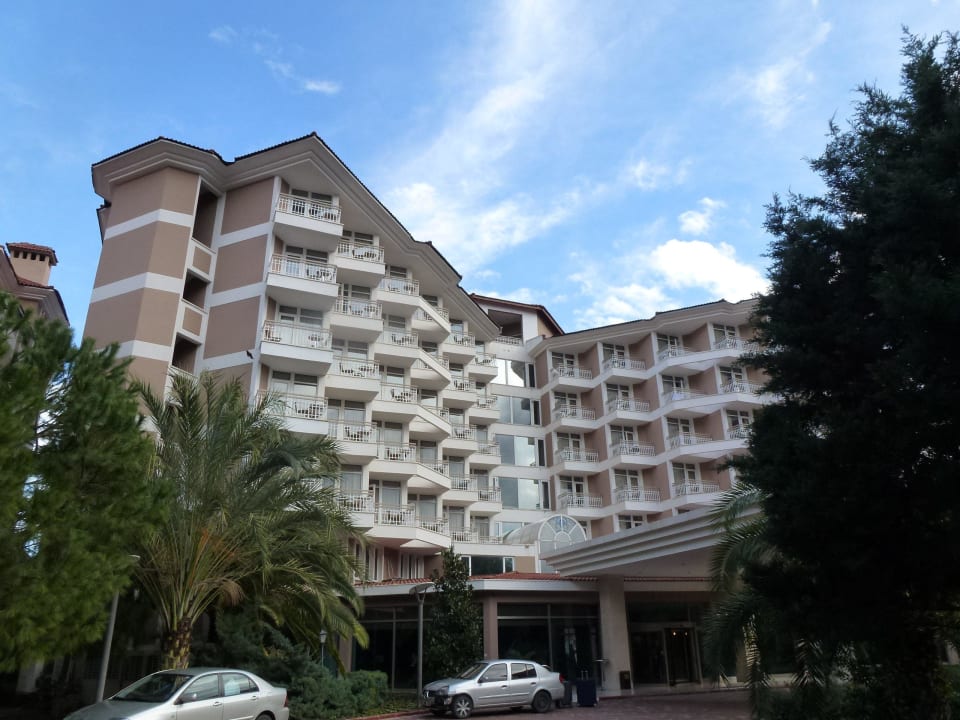 Hotel von vorne Akka Alinda Hotel