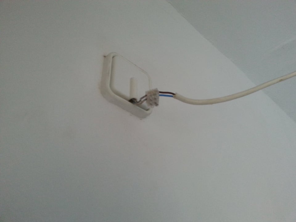 Strominstallation zur Deckenlampe Aparthotel Costa Mar