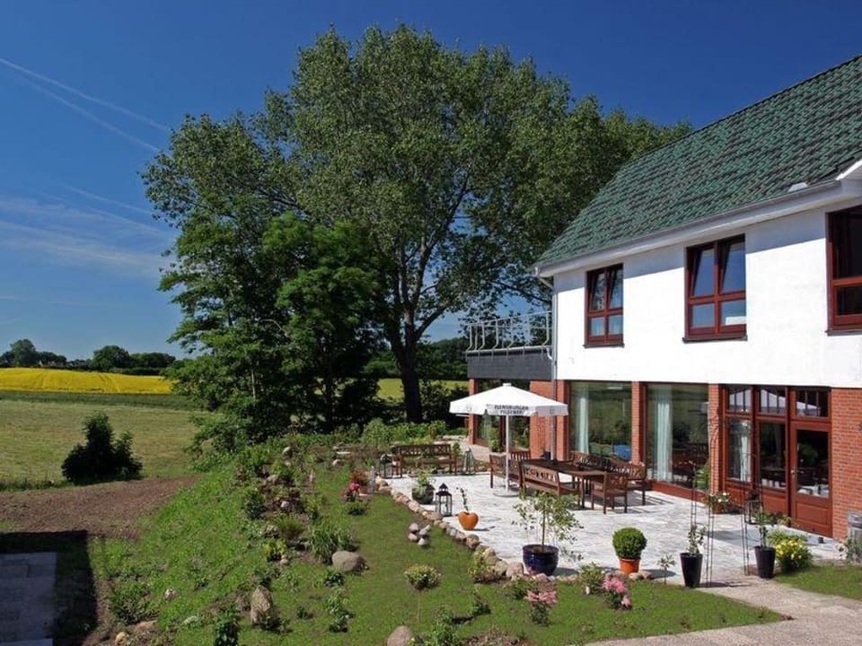 Schön angelegter Garten mit Terrasse Landhaus Ostseeblick