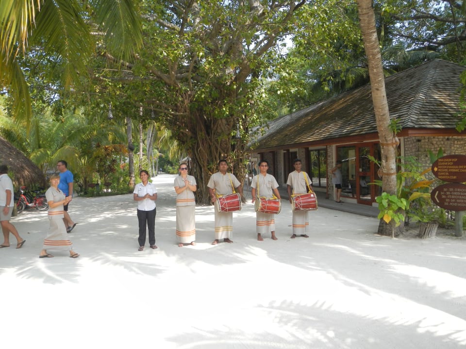Begrüßung bei Anreise durch Trommler Kuredu Island Resort & Spa