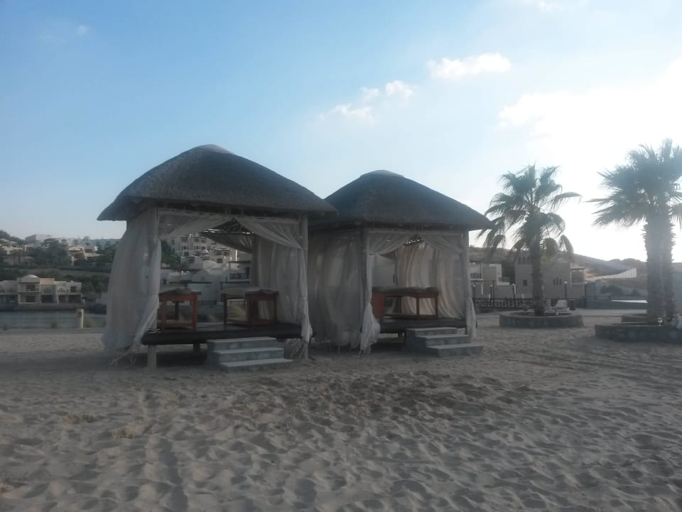 Massage am Strand The Cove Rotana Resort