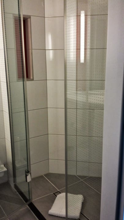 Bad/Dusche im Doppelzimmer ibis Berlin Kurfürstendamm