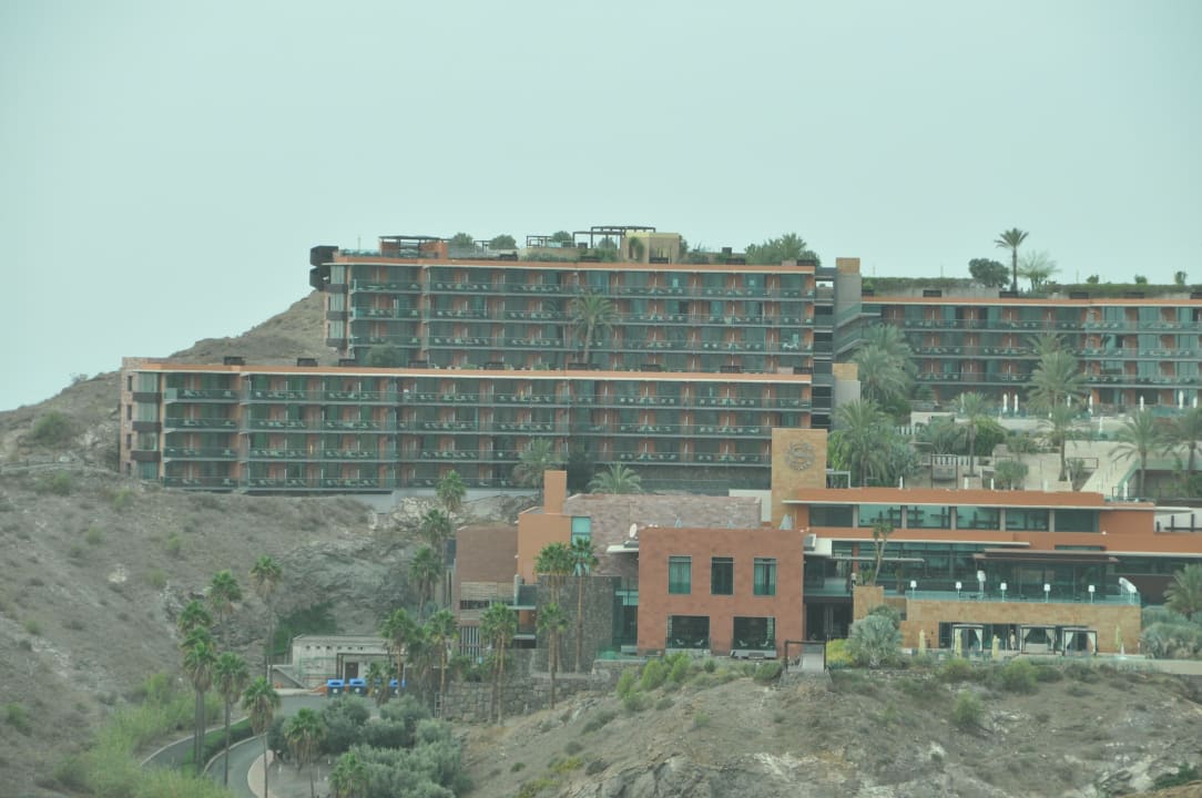 Gesamtansicht vom gegenüber liegenden Hügel Salobre Hotel Resort & Serenity