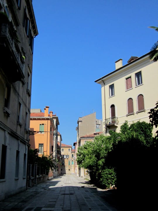 Straße vor dem Hotel Hotel Indigo Venice - Sant'Elena