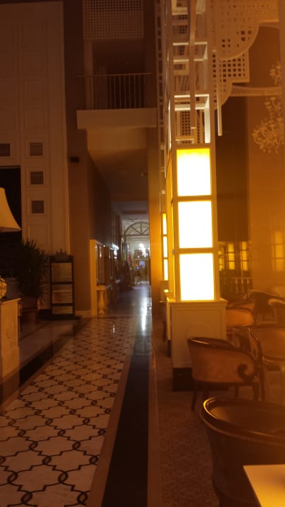 Lobby Well Palace Side