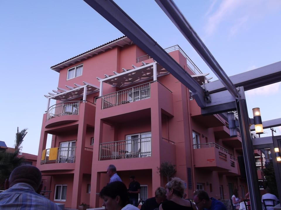 Eines des Hotelgebäude High Beach Resort