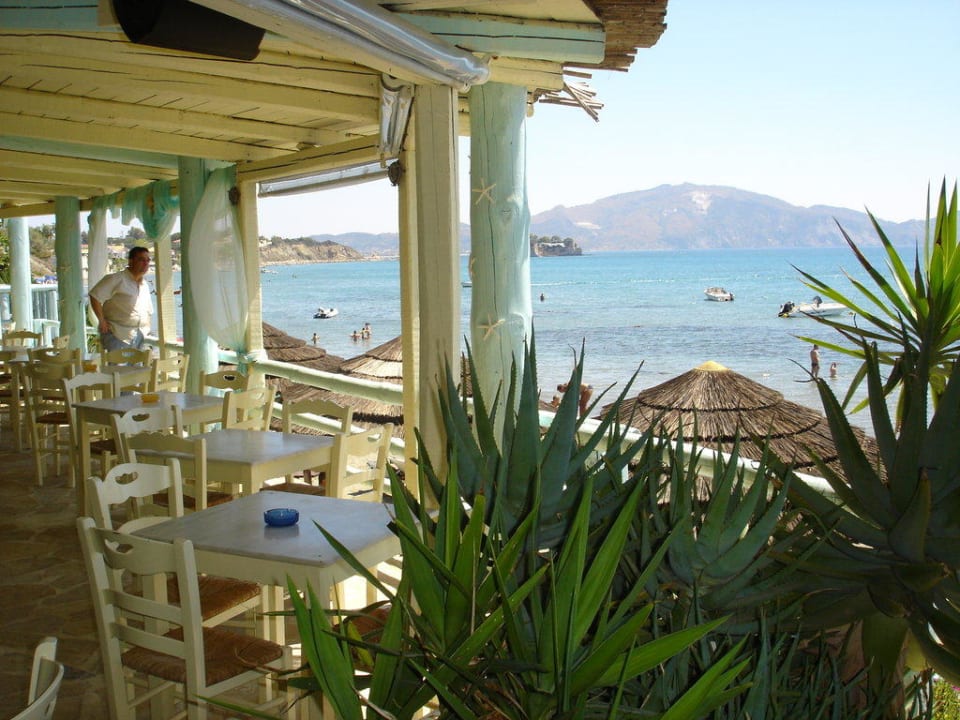 Strandbar mit Kellner Apostolis Porto Koukla Beach