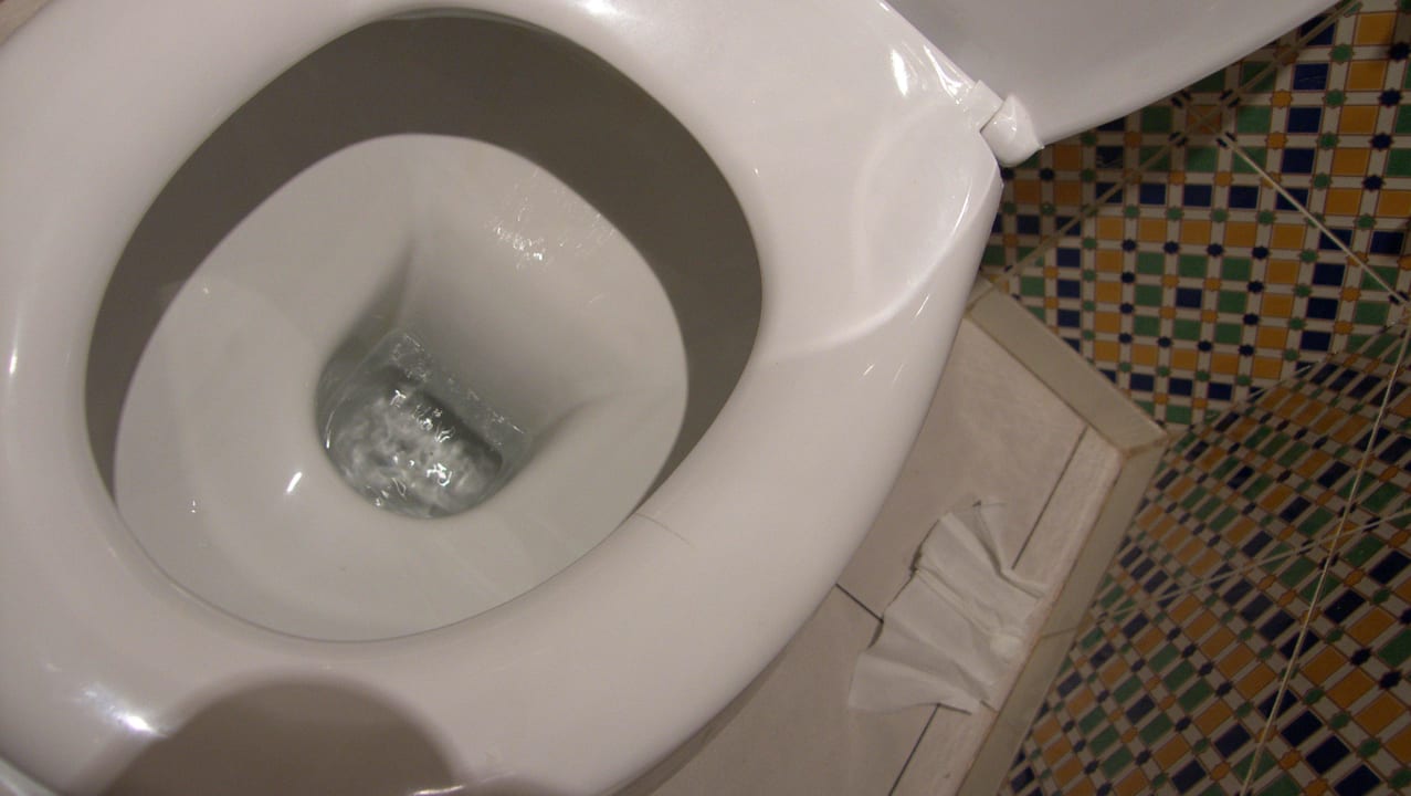 Gerissener Klodeckel und laufende Spülung Hotel El Mouradi Djerba Menzel