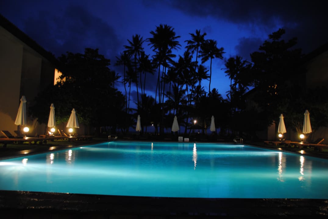 Hauptpool bei Nacht Mermaid Hotel & Club