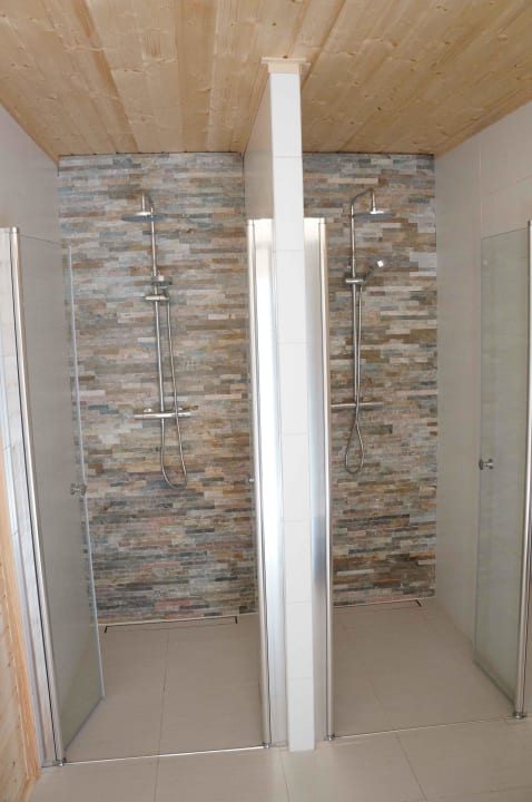 Saubere Duschen im Aussenbereich Hotel Pałac Jugowice