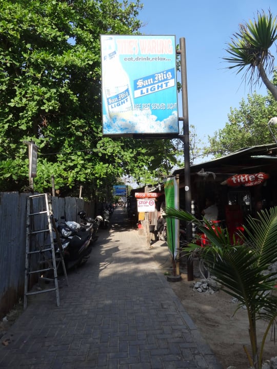 Strandweg zu Titie´s Warung Puri Santrian