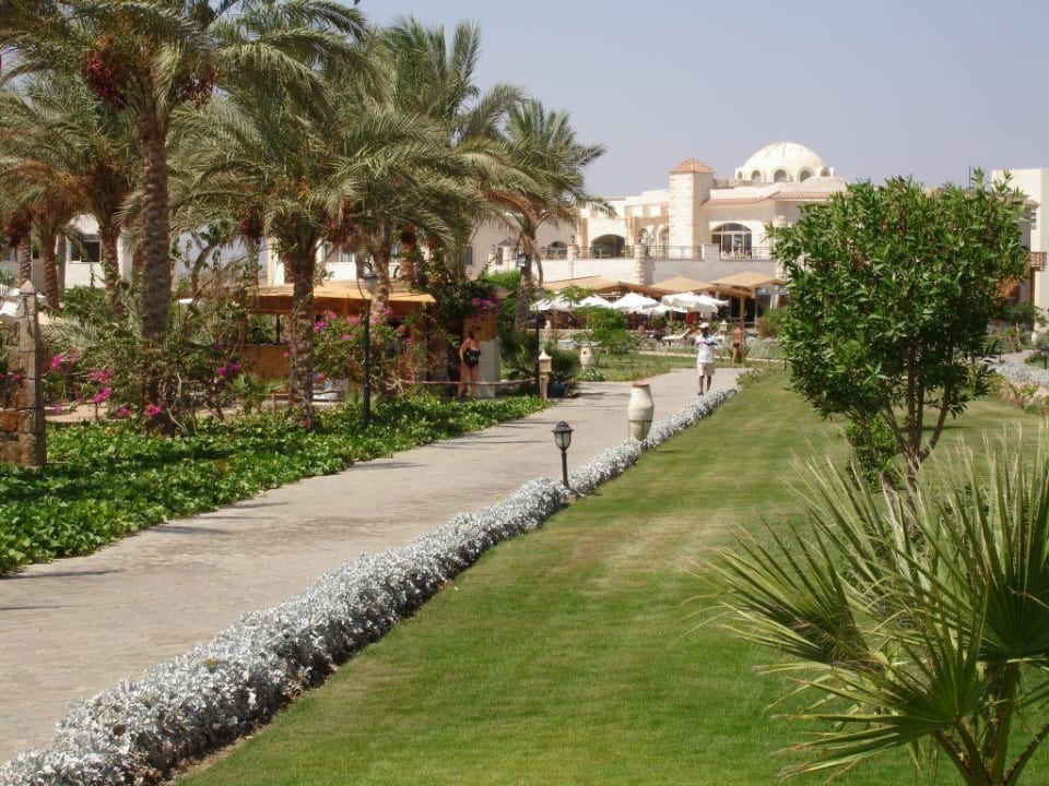 Weg am Strand entlang... Brayka Bay Resort