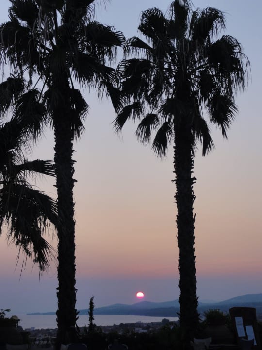 Einer der vielen schönen Sonnenuntergänge Hotel Geranion Village