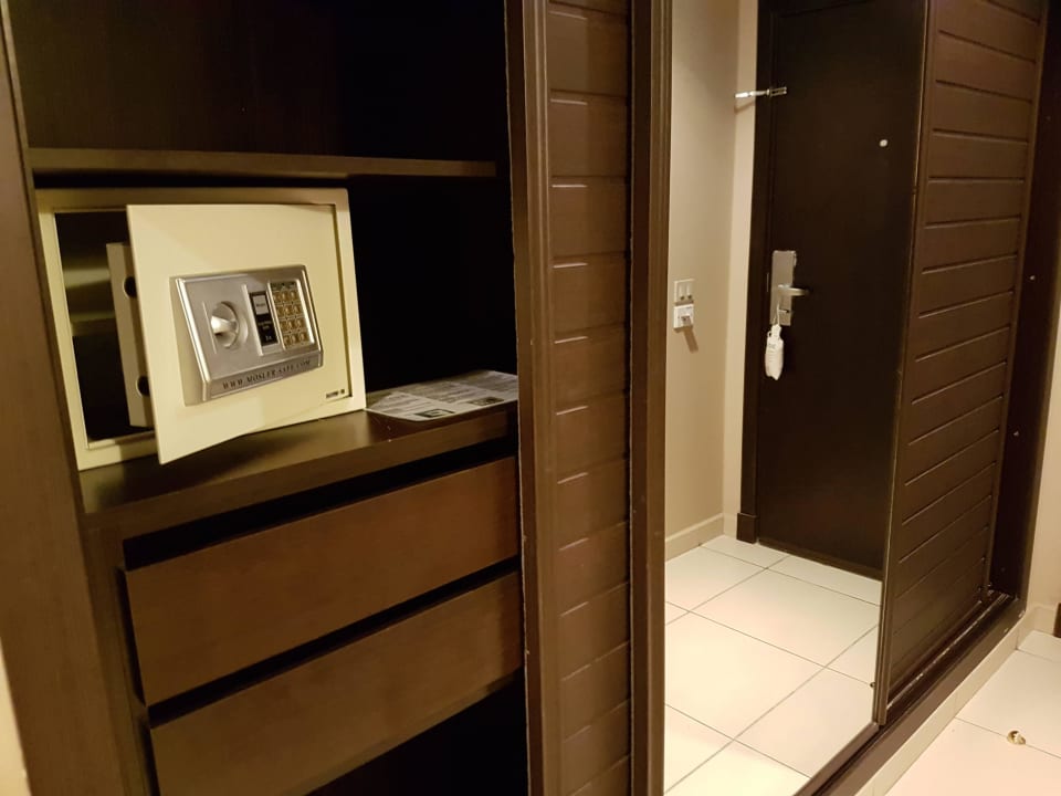 Sejf na korytarzu pokoju JAZ Aquamarine Resort