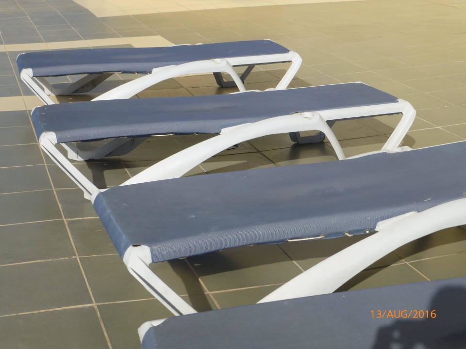 Eine Reihe von alten Liegen auf der Sonnenterrasse Be Live Tenerife - Adults only