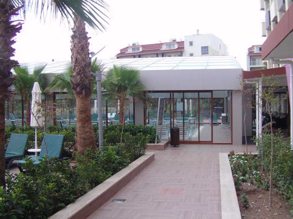 Weg zum Hallenbad Hane Family Resort