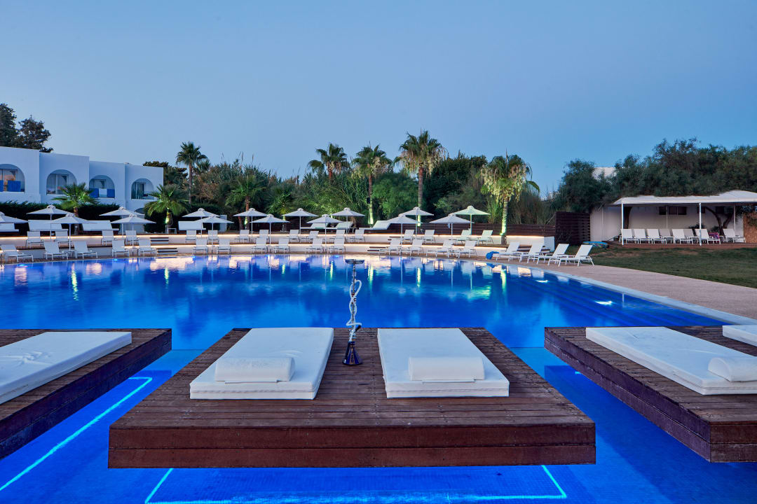 Pool So White Club Resort