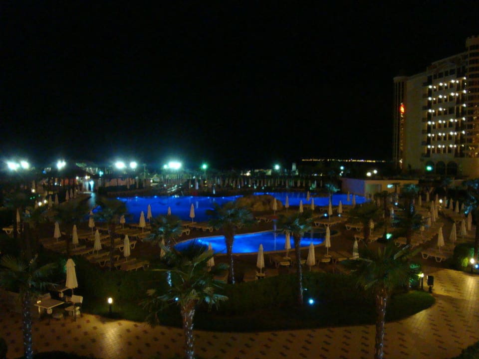 Nächtliches Farbenspiel am Pool DIT Majestic Beach Resort