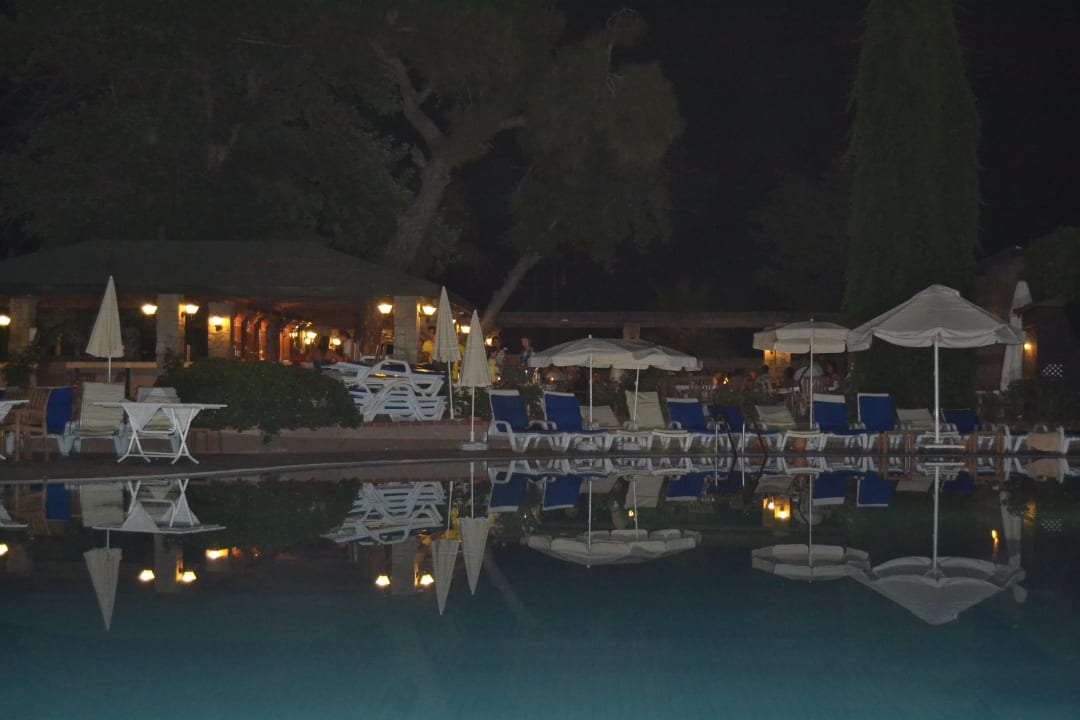 Бассейн вечером с видом на бар у пляжа Armas Gül Beach